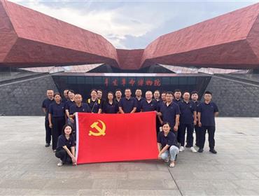 重温红色历史    汲取奋进力量